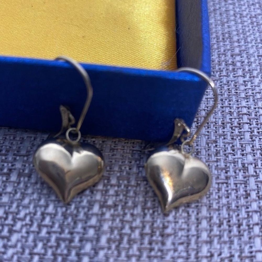 Vintage Gold Tone Heart Dangle Earrings - 1/2 inch, small dainty love hearts 💕 - Picture 2 of 7